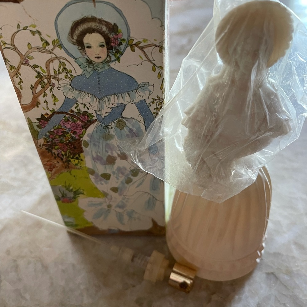 Avon FASHION FIGURE VICTORIAN Bird of Paradise